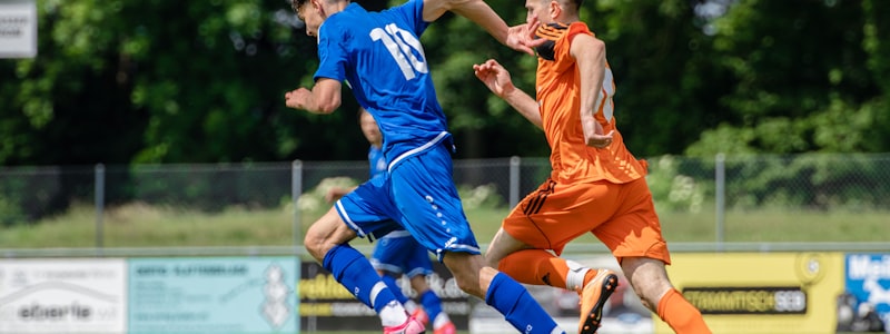 足球运动员梅西举起世界杯冠军奖杯的新闻图片